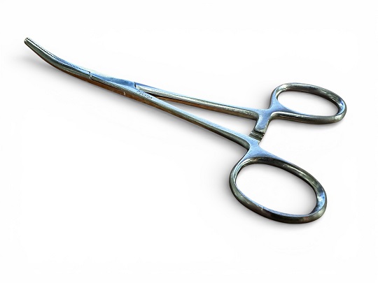 Curved tip forcep with a curved tip